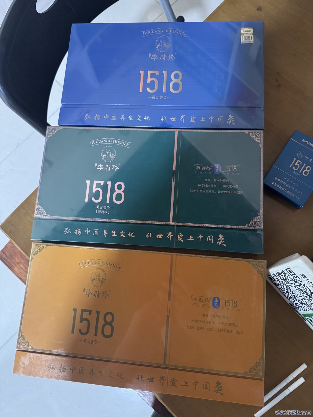 包装精细的“李时珍1518蕲艾香灸”。本文图片均由澎湃新闻记者 王鑫 摄