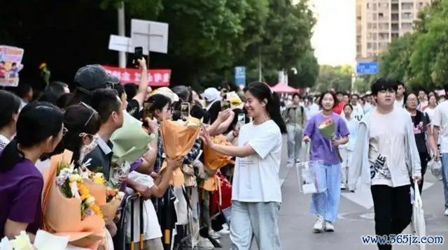6月9日，2026年高考领域，科场外万般技俩祝愿情切满满。中新社图